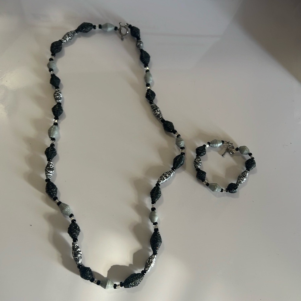 #653 Black and white necklace and bracelet in bag